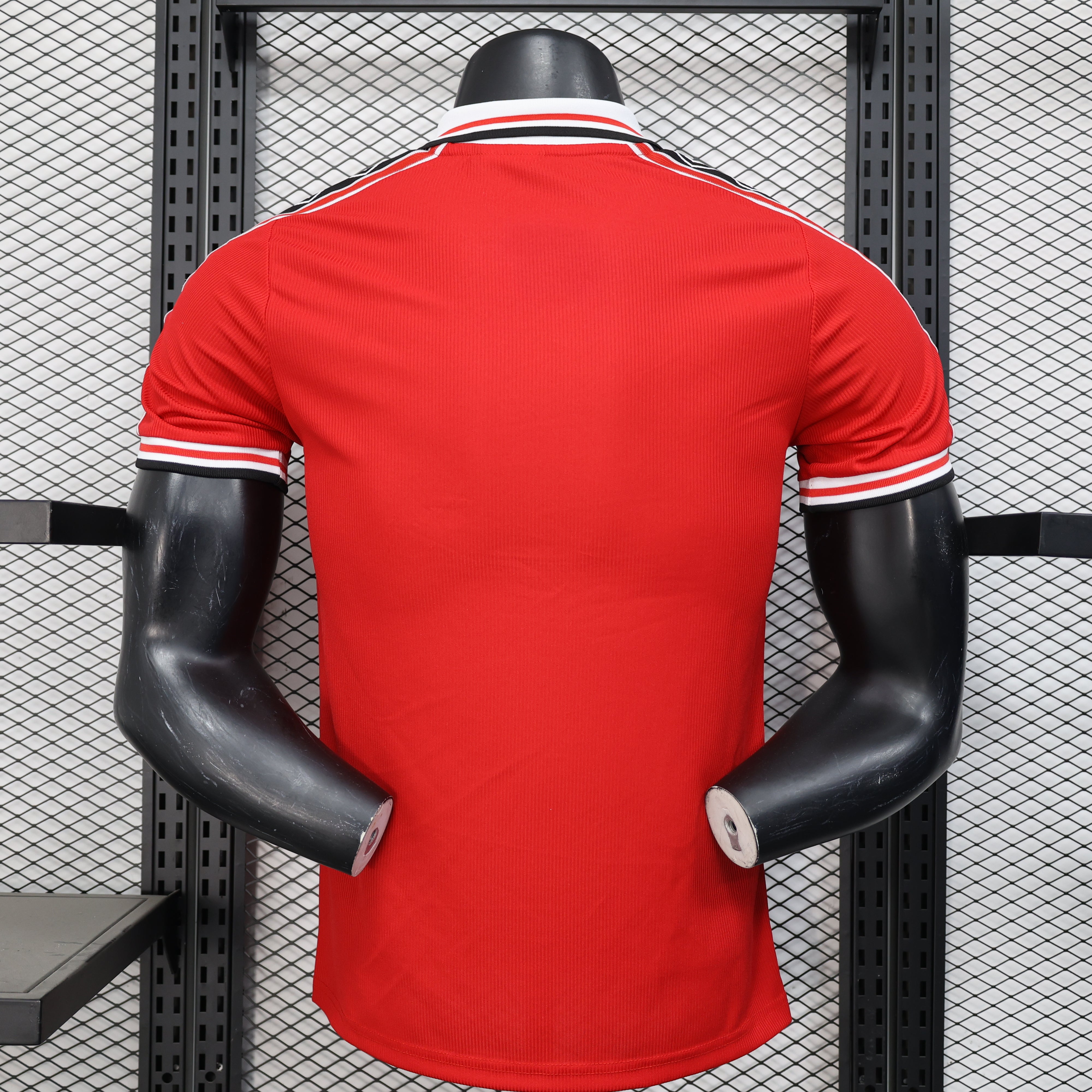 Red short-sleeved Manchester United Retro 98/99 jersey with trim